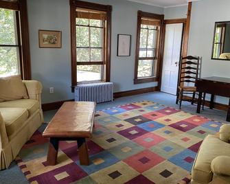 Victorian Guest Suite in heart of the Village - Kent - Living room