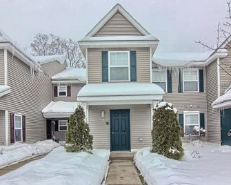 2br Adorable Creekside Condo In Charlevoix, Walking Distance To Ferry Beach - Charlevoix - Gebäude