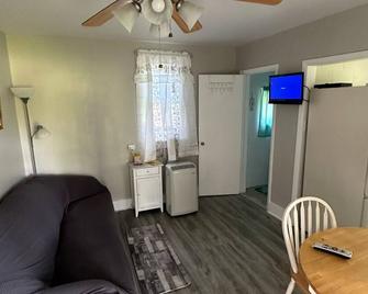 Quiet Cottage in the heart of Burr Oak State Park. - Glouster - Sala de estar