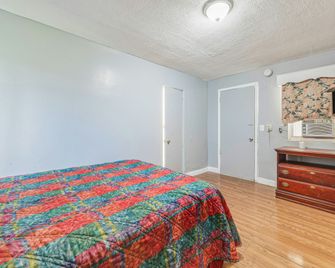 Flint Motel By OYO MI Near I-475 - Flint - Schlafzimmer