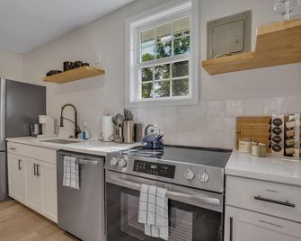 Cypress Cottage - Cozy Lake Getaway - Manning - Kitchen