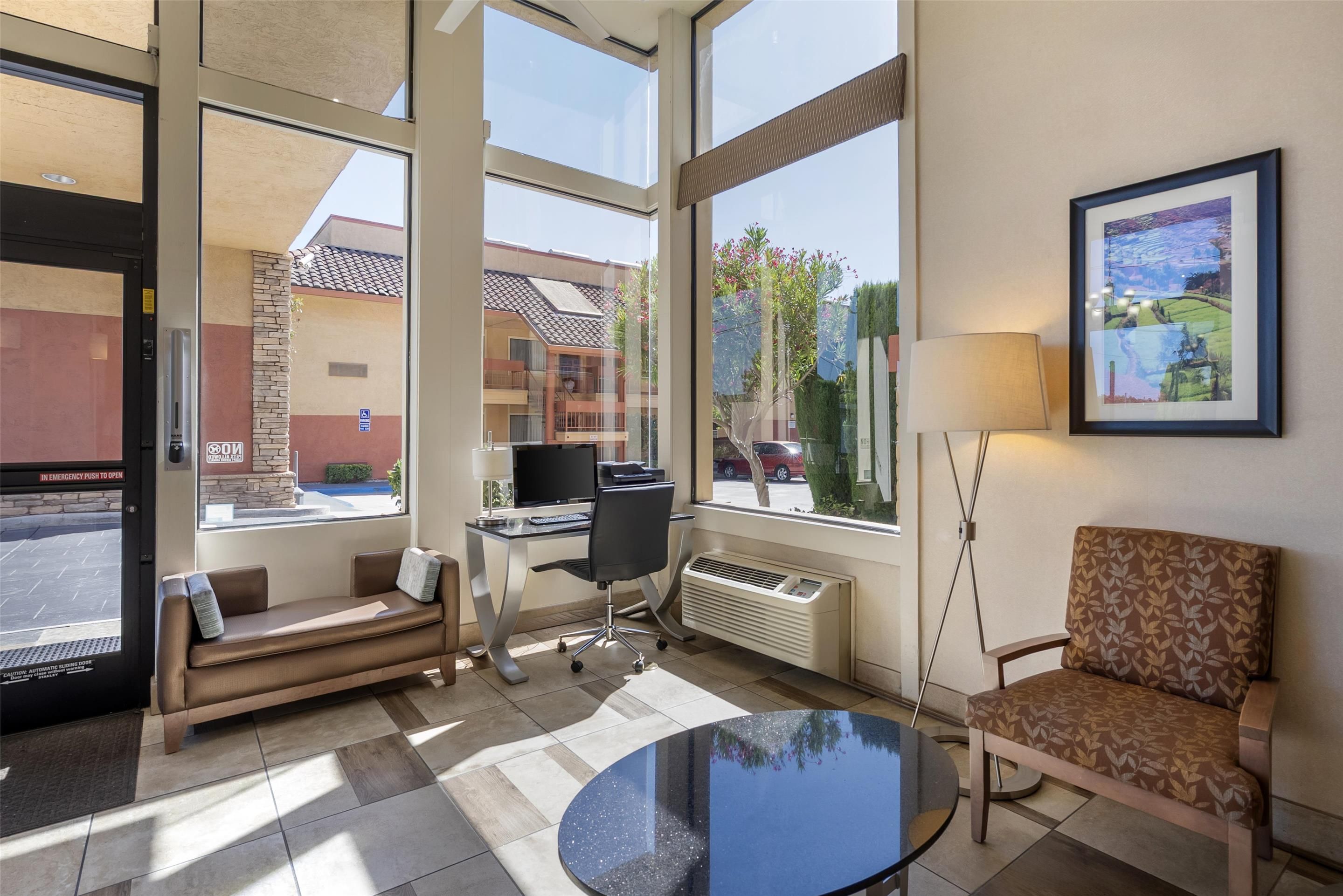 Best Western Plus Inn of Hayward - Hayward - Вітальня