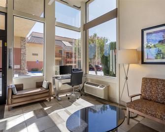 Best Western Plus Inn of Hayward - Hayward - Wohnzimmer