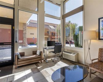 Best Western Plus Inn of Hayward - Hayward - Вітальня