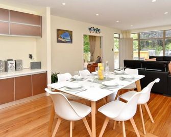 Clyde 106 - Contemporary Premium Holiday Home Next to a Sparkling Stream - Christchurch - Dining room
