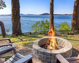 Waterfront Cabin near Roche Harbor! (Elephant House) - Roche Harbor