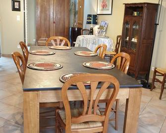 Near Epernay in the heart of the Champagne vineyards - Ay - Jadalnia