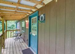 Serene Briceville Vacation Rental Cabin with Grill! - Briceville - 발코니