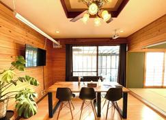 'Kusatsu Onsen' A one-building rental inn where you can feel nature with a private hot spring and a terrace! A 15-minute walk to Yubatake / Agatsuma Gunma Prefecture - Kusatsu - Dining room