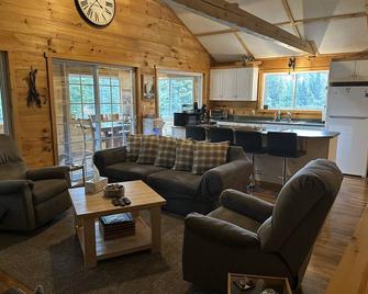 Warm and inviting, 3 bedroom 4 season cottage. - Gilmour - Sala de estar