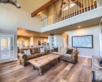 CL 1181 Cypress Ridge - Canyon Lake - Living room
