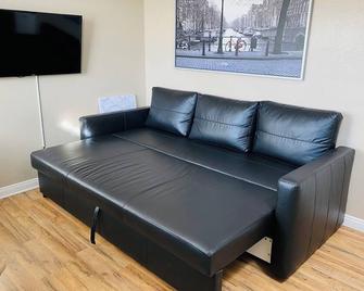 Short and long term rental home with breathtaking views!!! - Poway - Living room