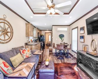Bluebonnet Tiny Home ~ Hot Tub - Huntsville - Living room