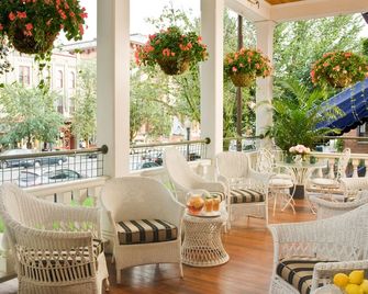 ساراتوجا آرمز - ساراتوغا سبرينغس - شرفة مرصوفة