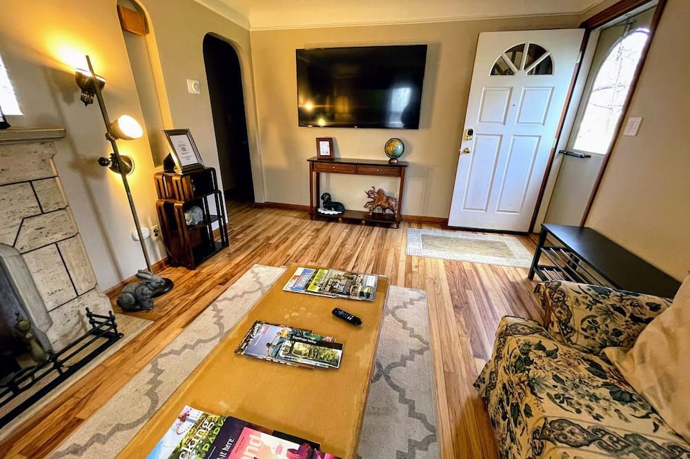 Cle Garden Retreat, 4-Min to Airport & Metroparks, Ping Pong, Bbq & Private Yard - Cleveland - Sala de estar