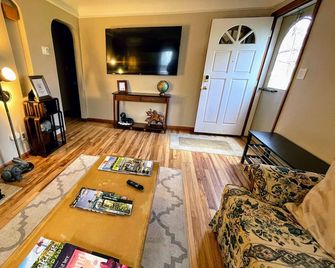 Cle Garden Retreat, 4-Min to Airport & Metroparks, Ping Pong, Bbq & Private Yard - Cleveland - Sala de estar