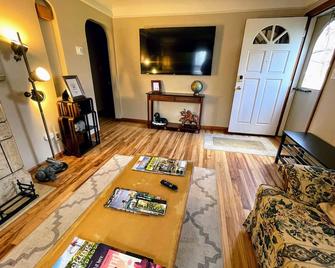 Cute, Cozy, Comfortable And Close To Everything Cleveland! - קליבלנד - סלון