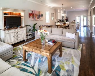 Spacious Home with 5000 Sq Ft Yard close to Downtown DC & Metro - Washington, D.C. - Living room