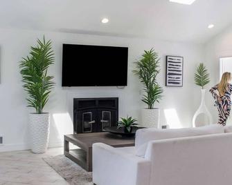 Waterfront 2BR Home in Brick w/ Swimming Pool - Brick - Living room