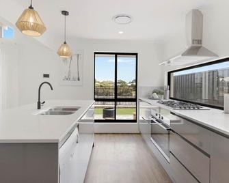 Luxury 4 bedroom Dunsborough Retreat - Dunsborough - Kitchen