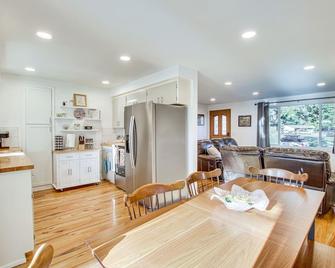 Charming Arlington Home with Hot Tub and Fenced Yard! - Arlington - Jídelna