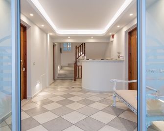 Georgia Mare - נאקסוס - דלפק קבלה