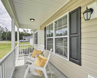 3 Mi to Golf: Loris Home w/ Big Private Yard! - Loris - Balcony