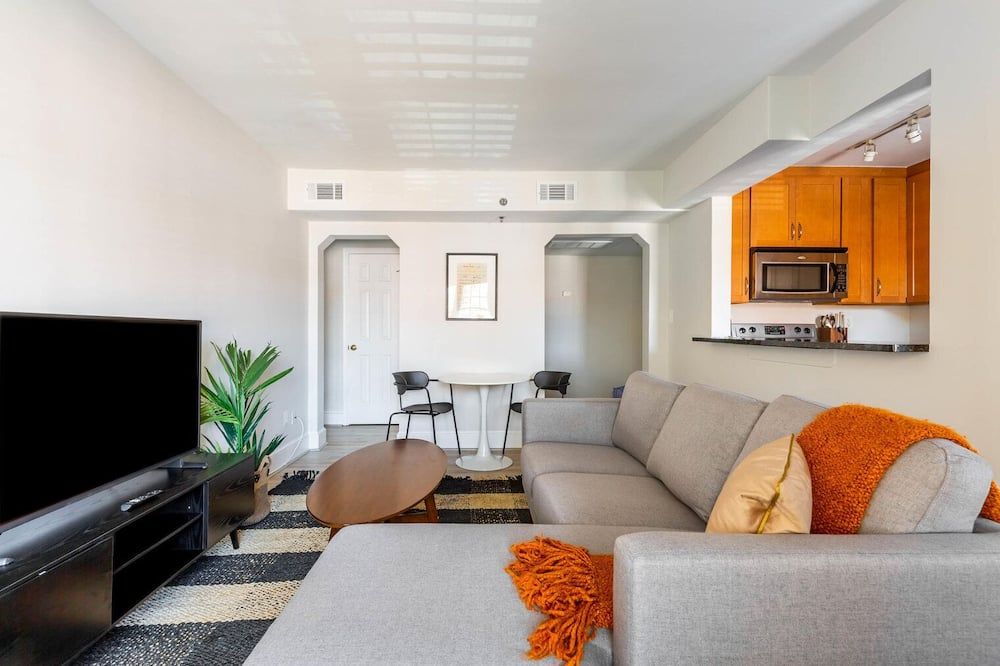 Sleek Old Town North 1BR w/ Gym & Rooftop Pool, nr Museums, by Blueground - אלכסנדריה - סלון