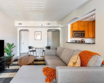 Sleek Old Town North 1BR w/ Gym & Rooftop Pool, nr Museums, by Blueground - Alexandria - Sala de estar
