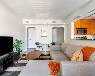 Sleek Old Town North 1BR w/ Gym & Rooftop Pool, nr Museums, by Blueground - אלכסנדריה - סלון