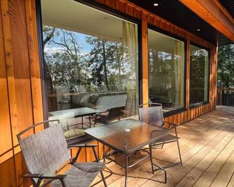 Cozy Oceanfront Studio with King bed/ Beach Access - Ladysmith - Patio