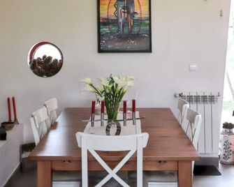 Cozy House in Seia with Fireplace - סייה - חדר אוכל