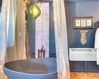 Grill & Rooftop Deck: Cozy Hideaway in Garfield - Garfield