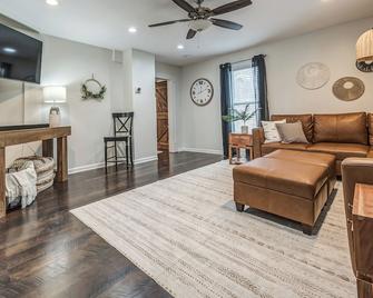1914 Farmhouse 2-bedroom with WiFi, AC on 20 wooded acres in serene Smithville - Smithville - Living room