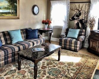 Blue Shutters Inn - Youngstown - Living room
