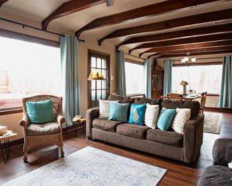 Pet-friendly, near Lake Lemon. - Nashville - Living room