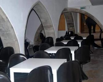 Be Coimbra Hostels - קוימברה - מסעדה