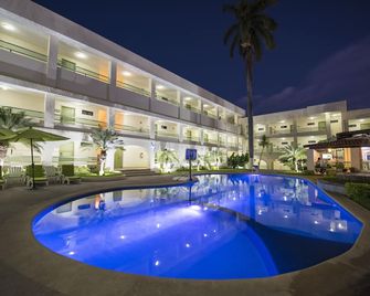 هوتل بالاس إن - توكستلا جوتيريز - حوض السباحة