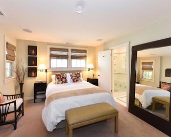 Charming and Romantic Historic Saint Helena Cottage - Saint Helena - Bedroom