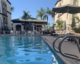 Cozy condo with gym/pool/hot tub, short walk to town and close drive to Beach - سان دييغو - حوض السباحة