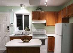 Countryroad Cozy 2Bedrooms suite2 - Nanaimo - Kitchen