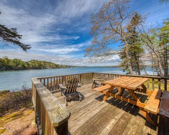 Waterfront cabin with ocean view & private dock - Boothbay - Balcony