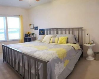 Relaxing 2 Bdrm Guest Suite w/ Kit. & Pvt. Entry - Bolingbrook - Bedroom