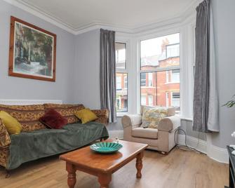 40 Ashville Avenue - Scarborough - Living room