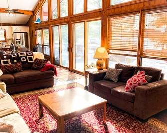 Beautiful 3 Bedroom Lakefront Cottage - Minden - Sala de estar