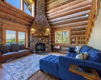 Adams Rest - Hot Tub! Mosier Log Cabin, Mt Adams View, Great Peaceful location! - The Dalles - Wohnzimmer