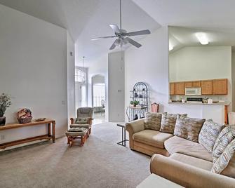 5 Mi to Weeki Wachee Park! Family Home with Backyard - Spring Hill - Soggiorno