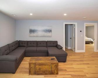 Lakeaccess 4 Bed 3 Full Bath Hot Tub - Billerica - Living room