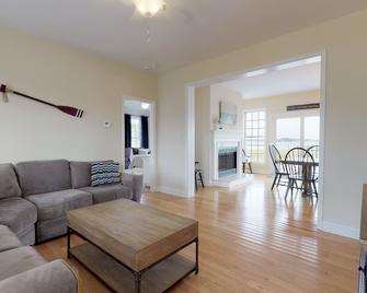 Waterfront 5BR/3.5BA with private pool, dock, fire pit, kayaks, beach Sleeps 18 - Cambridge - Living room