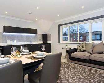 Amazing Apartment Near Bournemouth, Poole & Sandbanks - Wifi & Smart Tv - Newly Renovated! Great Location! - Poole - Spisesal